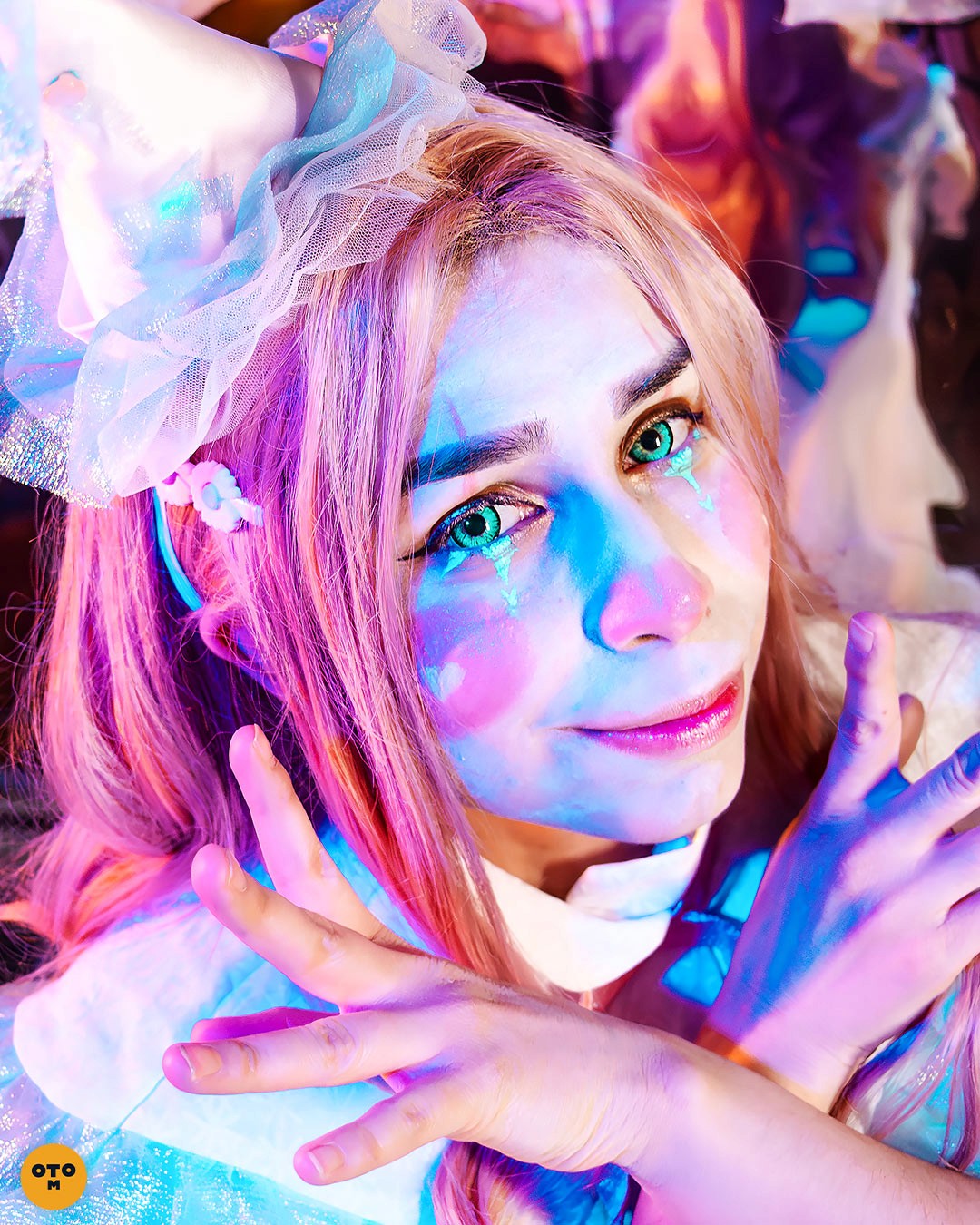 Clown girl makeup and outfit, photos by @otrominuto. Featuring @emi.tela as model.