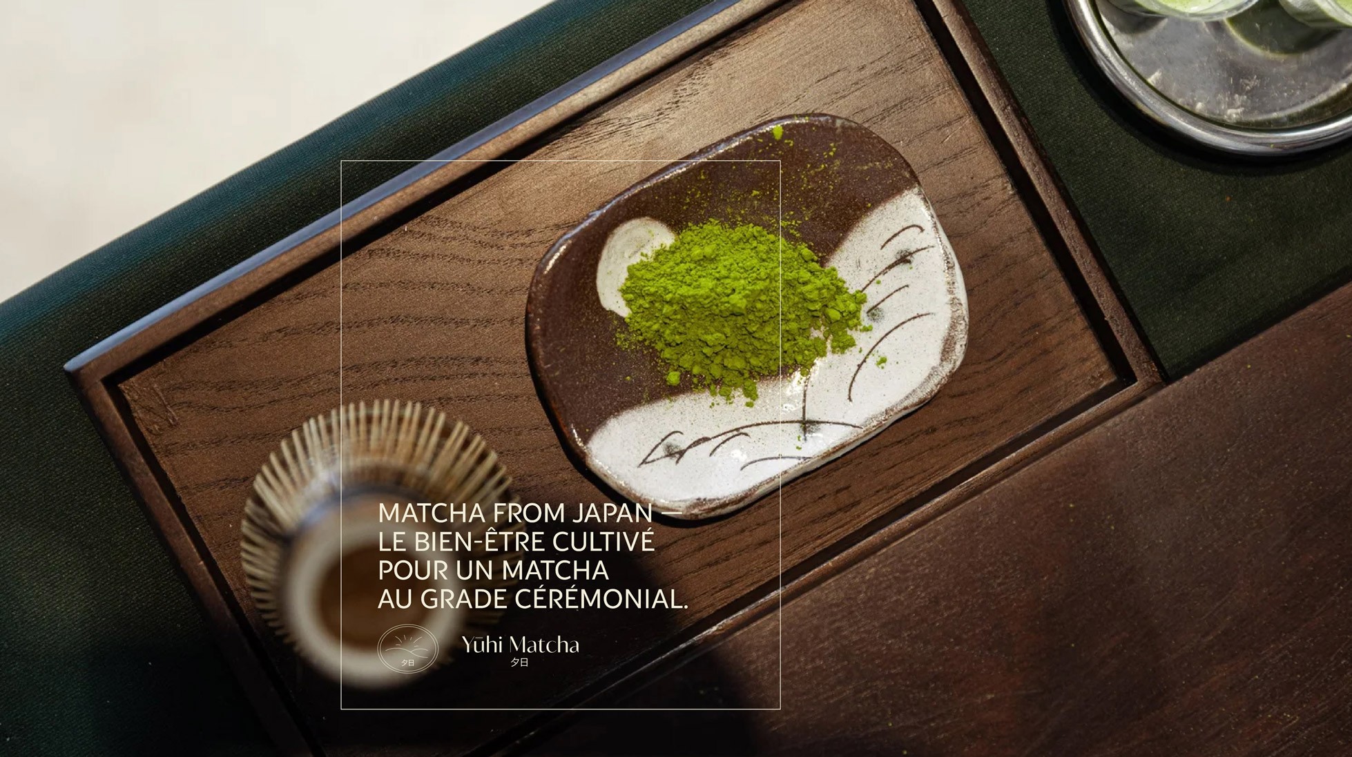 Matcha posé sur un récipient élégant.
