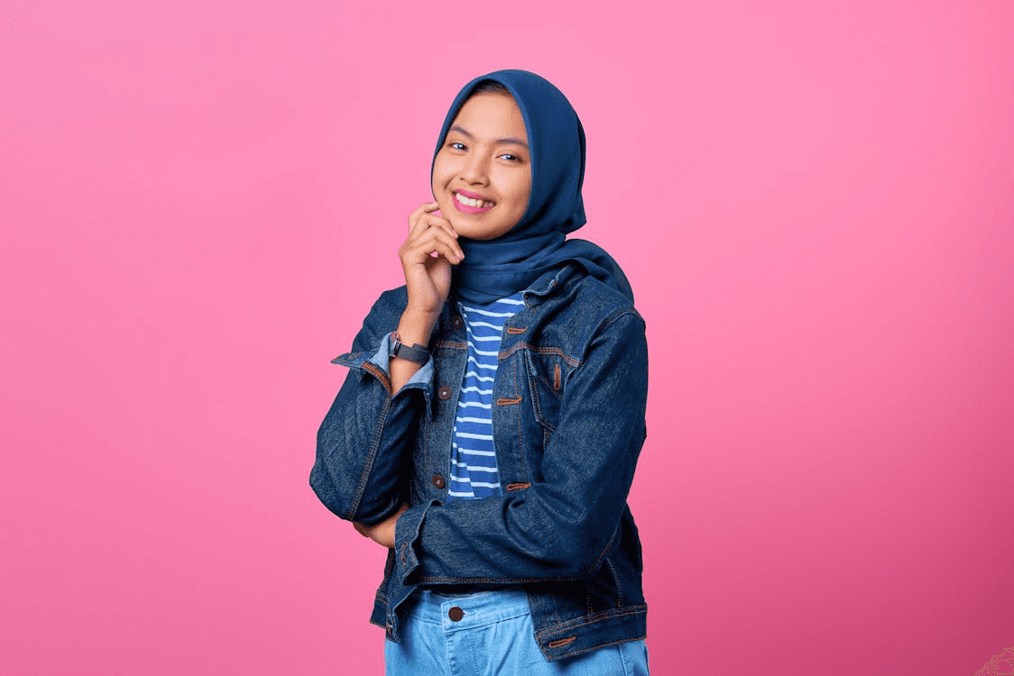 perempuan yang sedang bahagia