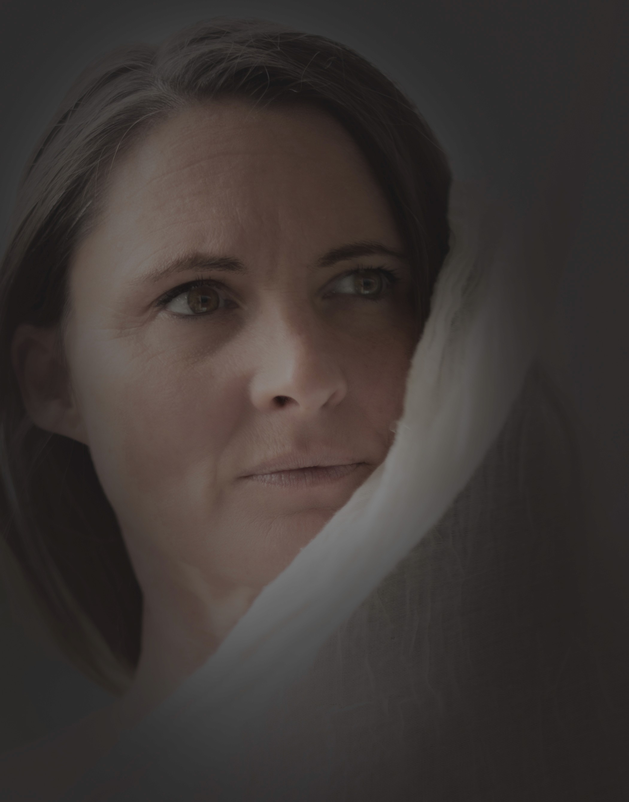 Portrait jeune femme avec voile sur moitié visage