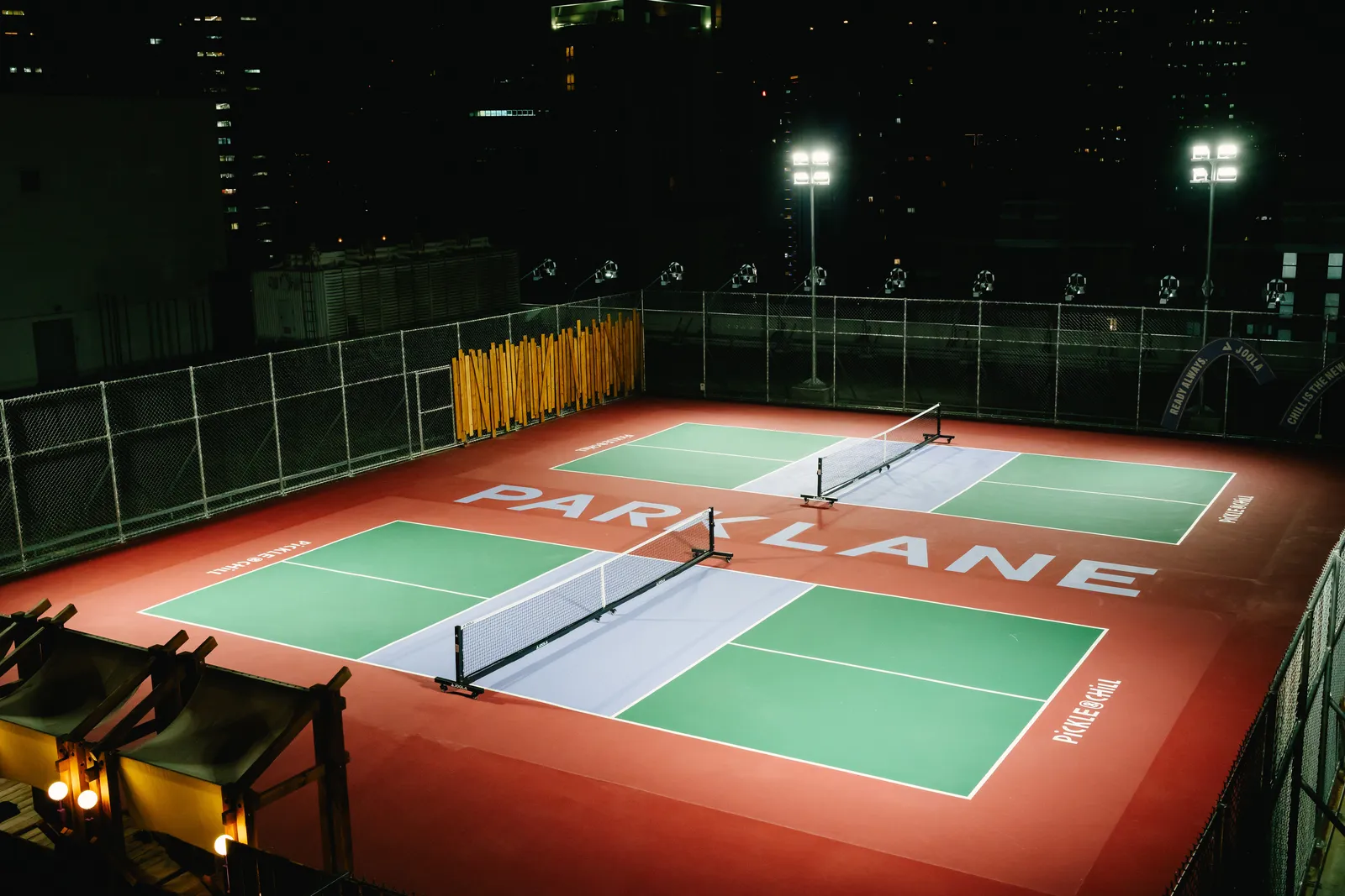 機場航站樓旅客動線規劃圖，安檢、候機與登機區域零售佈局示意Airport terminal passenger circulation plan with security, waiting lounge and boarding gate retail layout