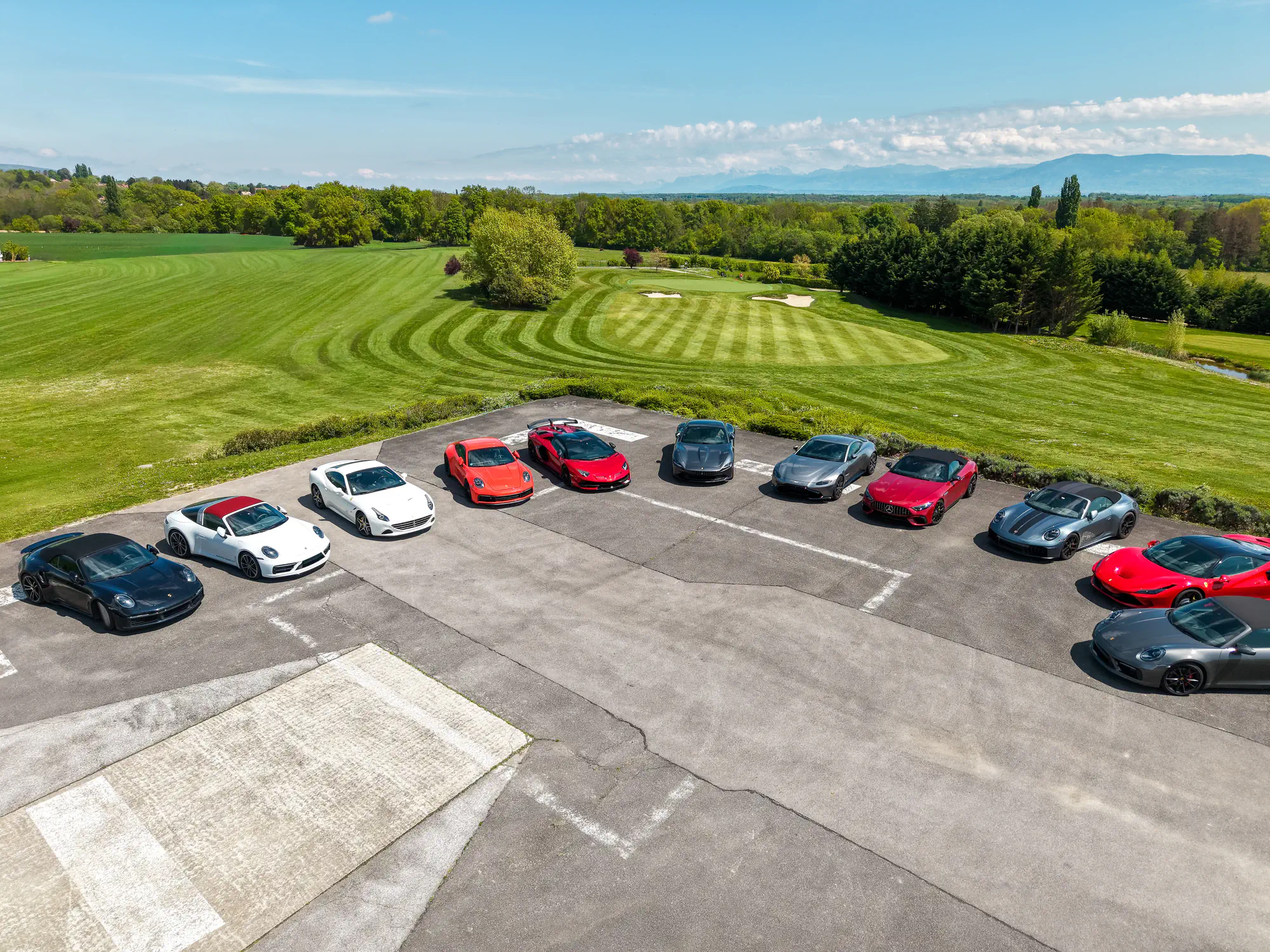 Supercar sur un héliport en Suisse