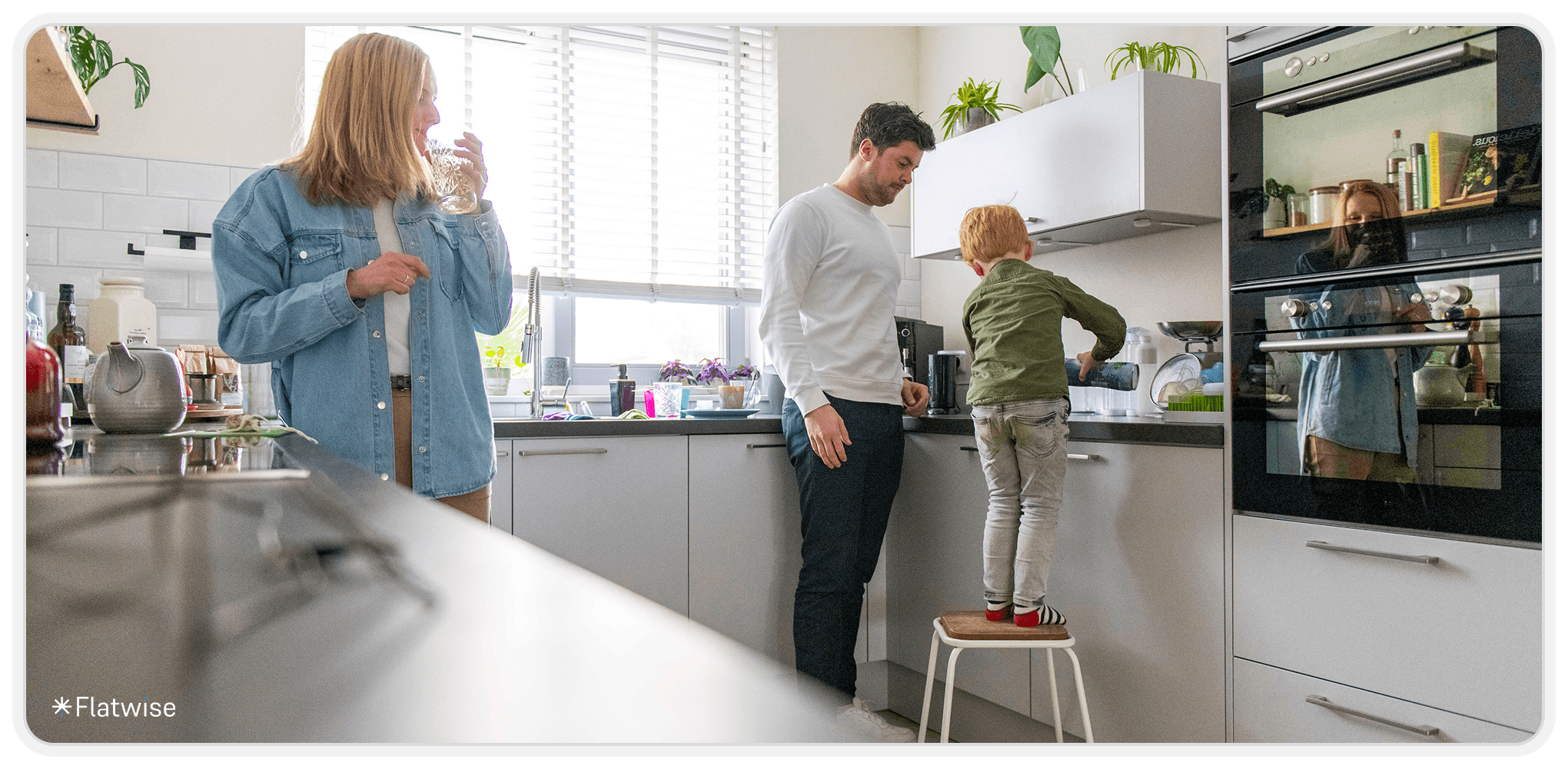 Foto von einer Familie in einer Küche.
