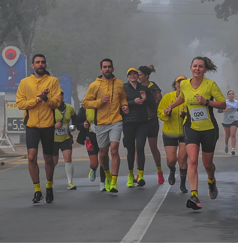 imagem do treinador nestor da pro elite treinando seus alunos de corrida de rua