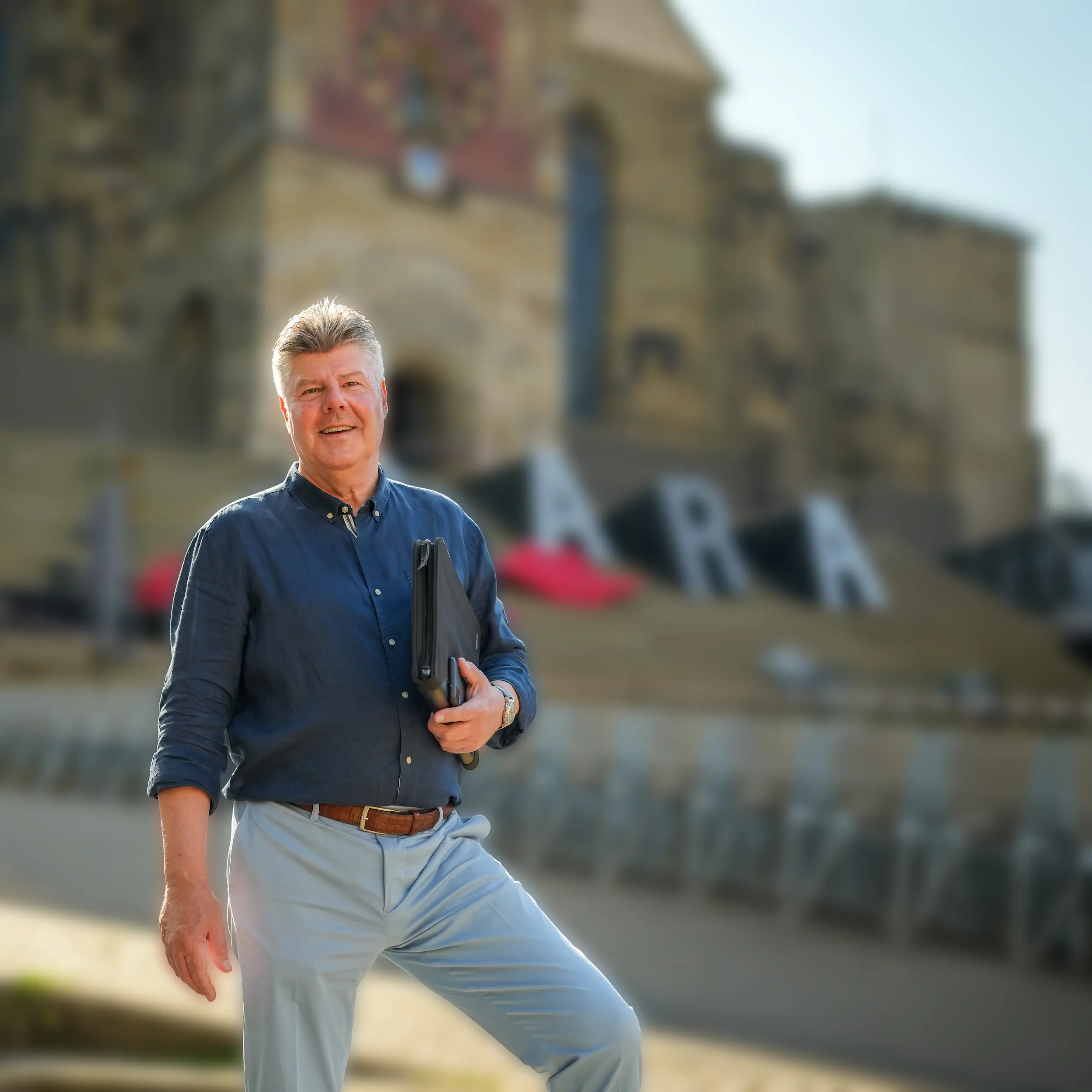 Immobilienberater von Nothelfer Consulting vor historischer Kulisse in Schwäbisch Hall.
