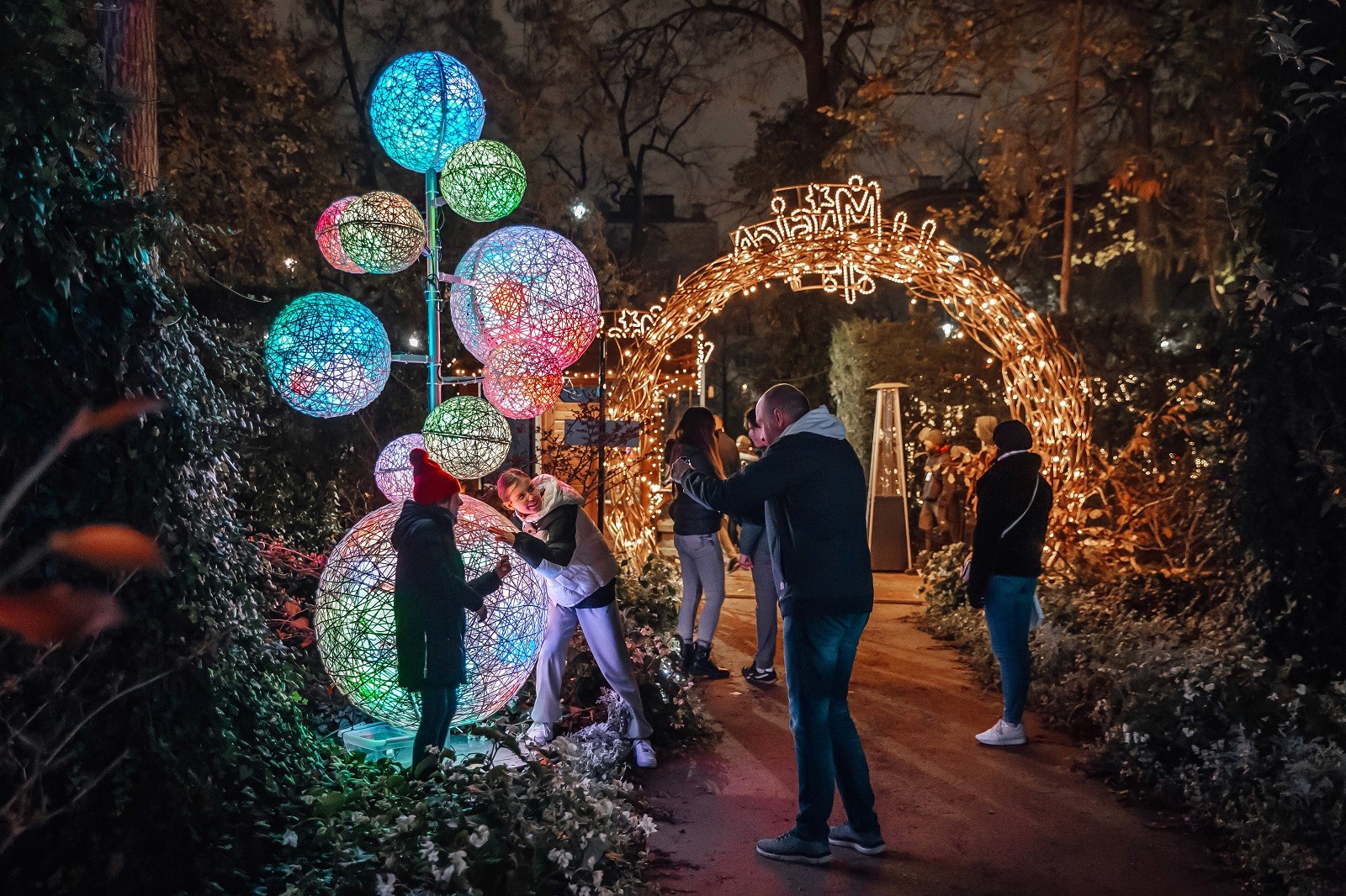 Ludzie odwiedzający park świateł podczas iluminacji. Going. Places zapewnia nie tylko wygodne zakupy, ale również intuicyjny panel administracyjny umożliwiający łatwe zarządzanie rezerwacjami