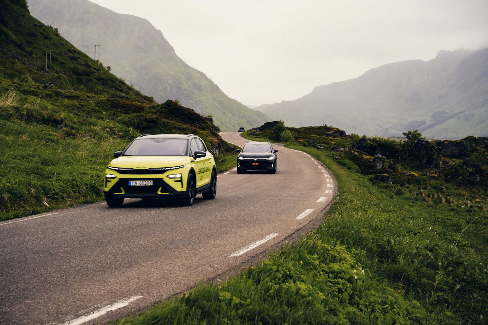 Volkswagen og Škoda kjører i trollsk landskap