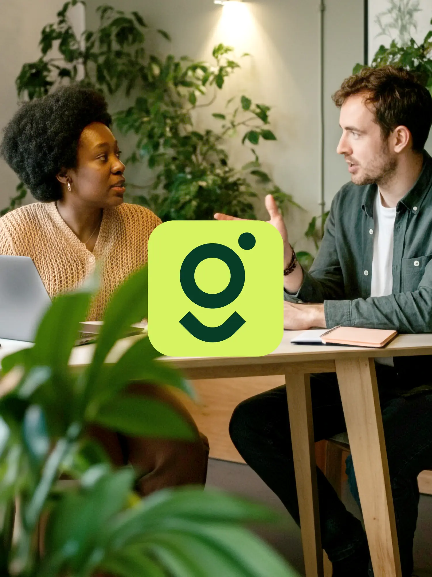 Beratungsgespräch im Büro mit Gründen-in-Mainfranken-Logo