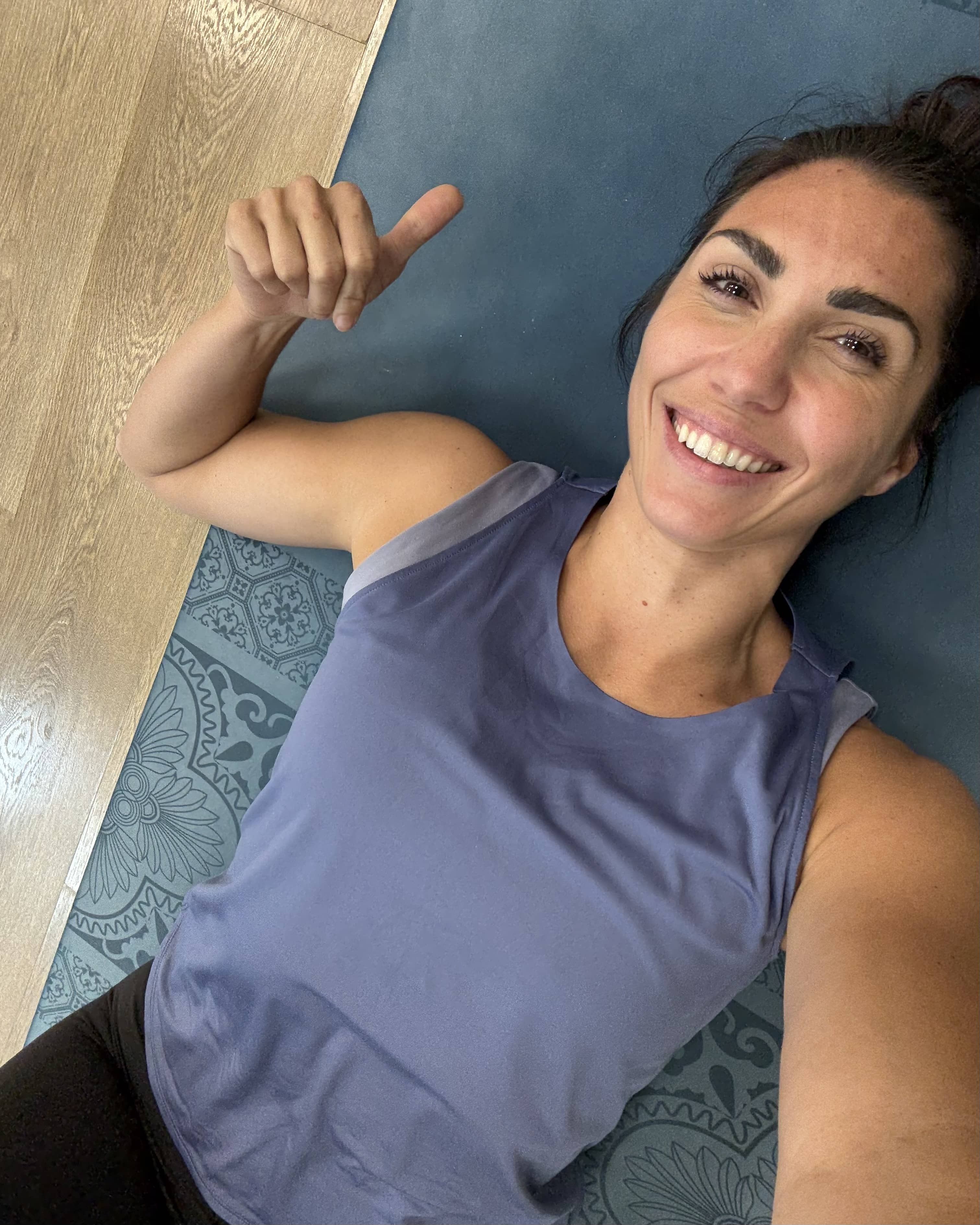 Maman allongée sur son tapis après une séance de sport à la maison