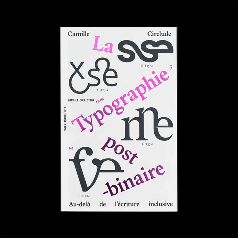 Photographie artistique d'un verre de vin jaune à moitié rempli sur fond dégradé sombre, avec une typographie cursive blanche superposée lisant 'La Percée du Vin', créant une identité visuelle élégante pour un projet œnologique.