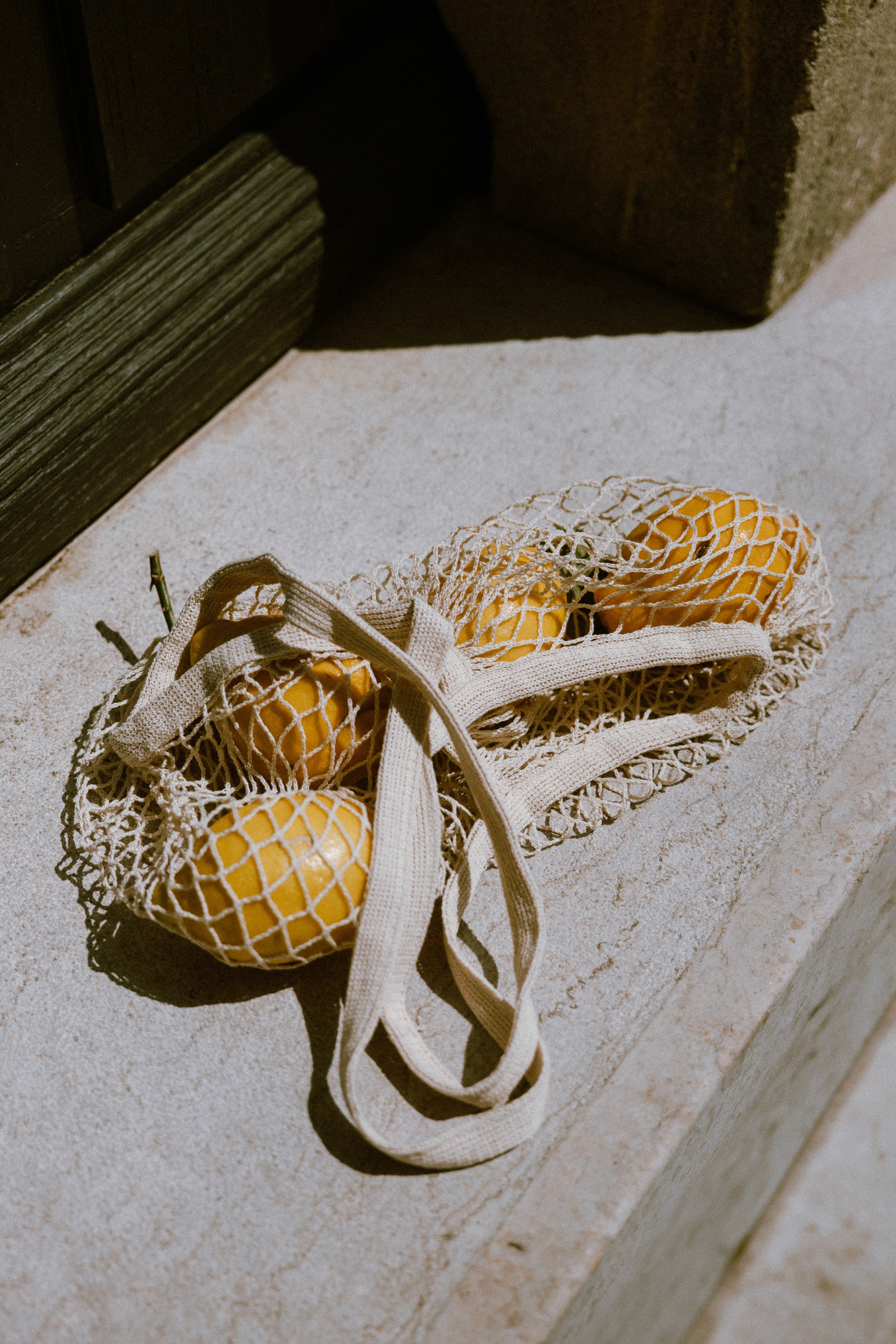 Signalétique extérieure du restaurant Au fil du goût, alliant visibilité et identité graphique forte. Composition graphique moderne pour une communication claire et attractive.