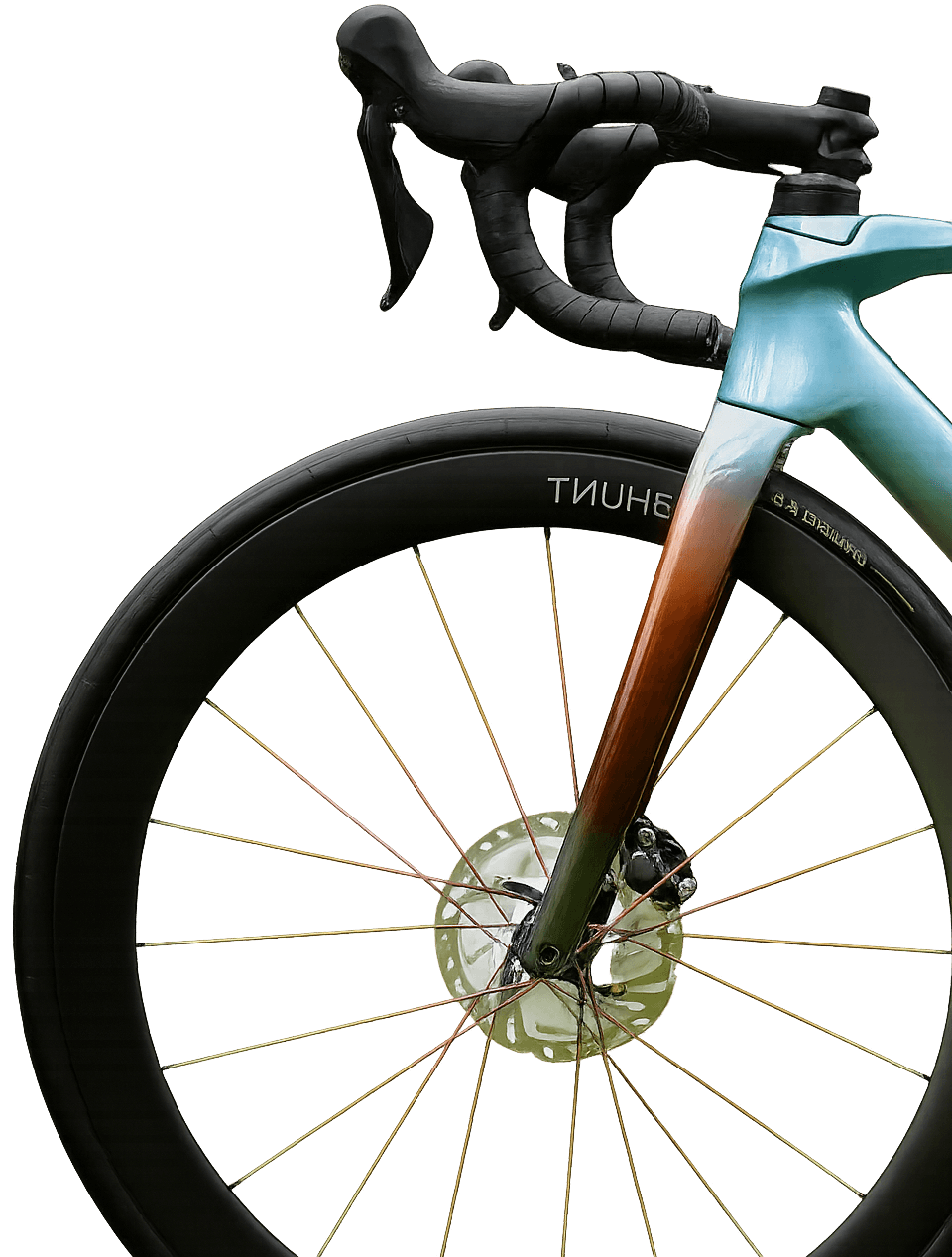 Gros plan sur le guidon et la fourche d'un vélo de route performant avec freins à disque.