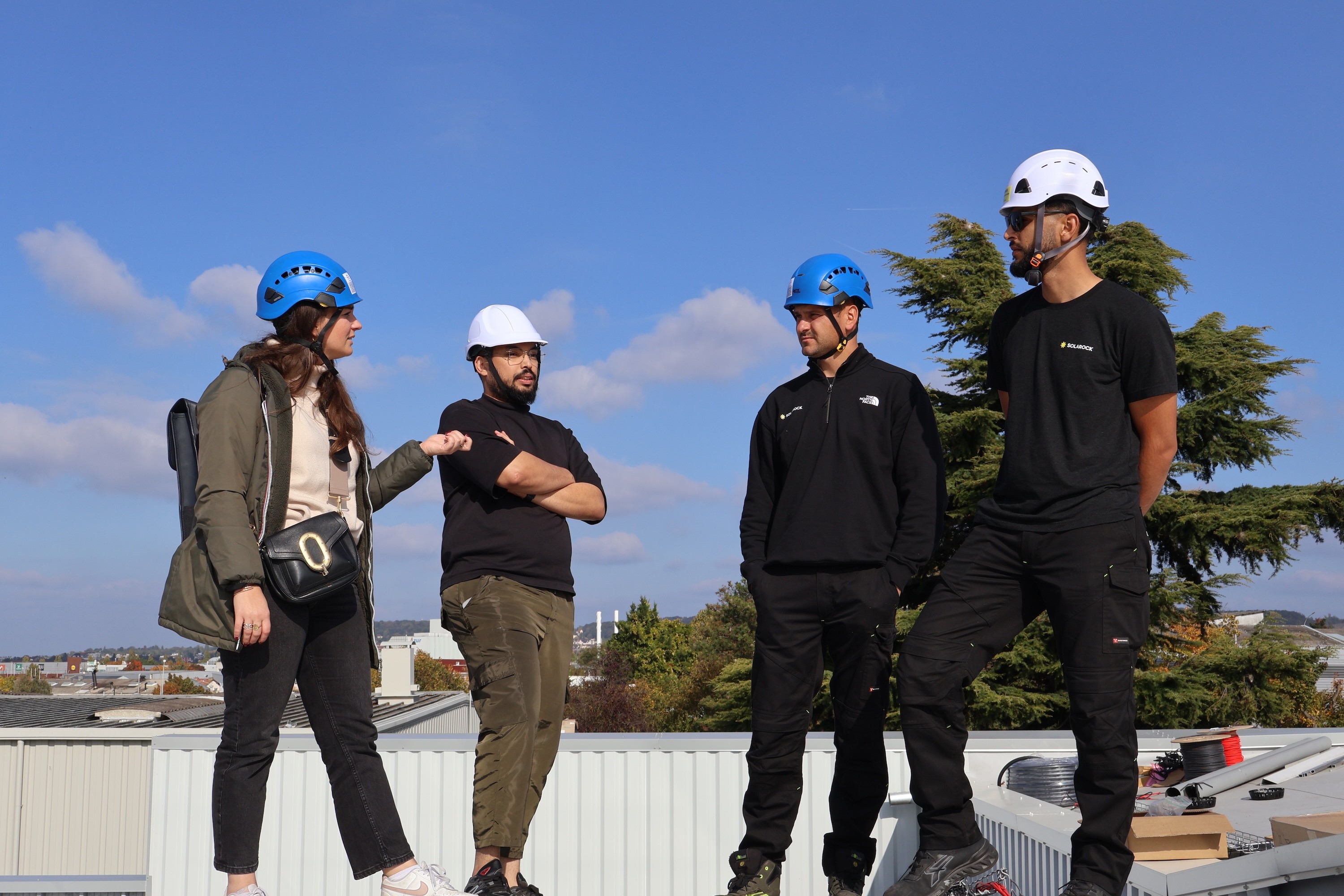 Photo des membres de l'équipe projet professionnel Solarock qui echange sur une installation photovoltaique pour une entreprise