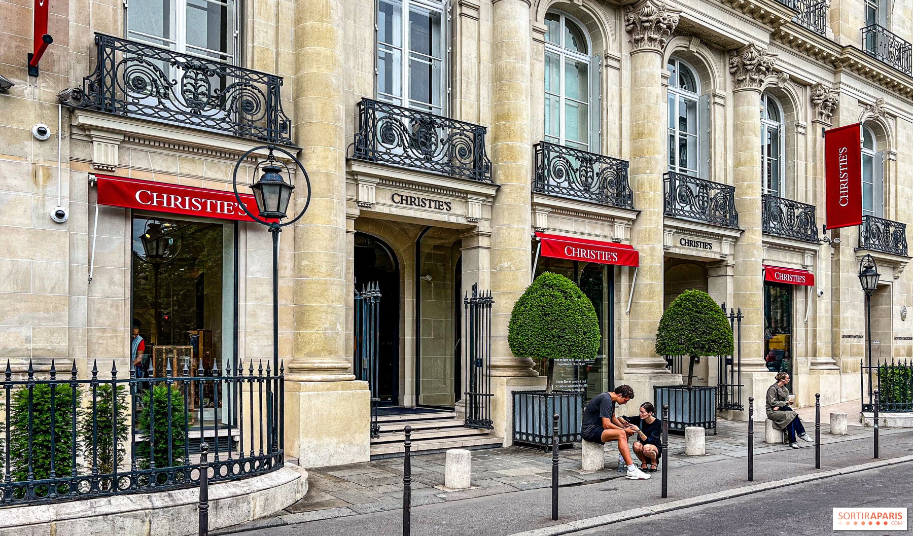 Stills from Poor Things (2023), directed by Yorgos Lanthimos. © Searchlight Pictures.