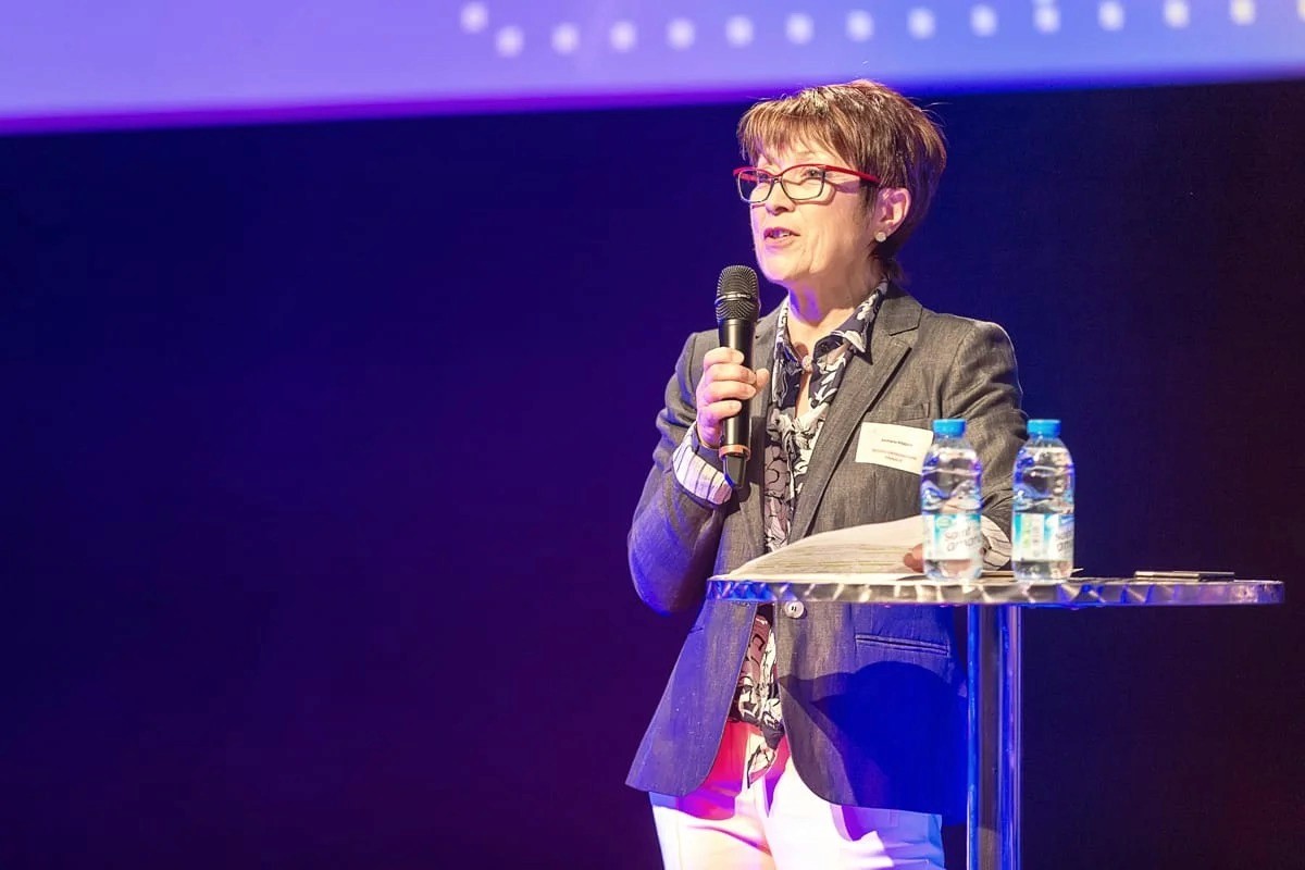 Discours d’une dirigeante du réseau entreprendre Nord à un pupitre de conférence — photographie événementielle Lille | Anteale Yann Manac'h