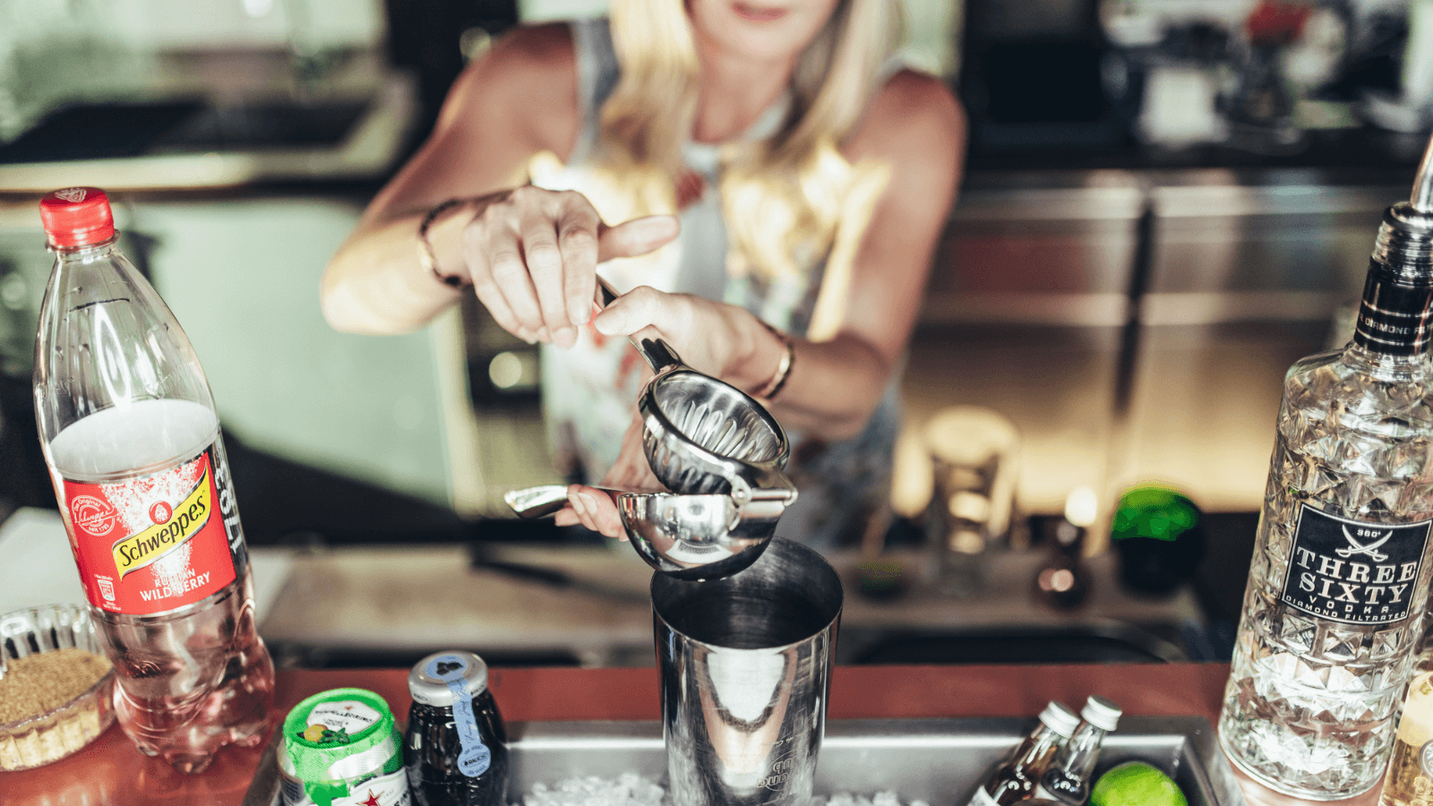 Teilnehmerin presst frische Zitrusfrüchte für Cocktail im Online-Mix und Koch-kurs – frische Zutaten im Fokus.