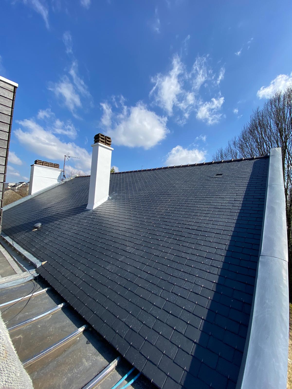 Velux motorisé installé sur toit ardoise nantais avec stores fermés