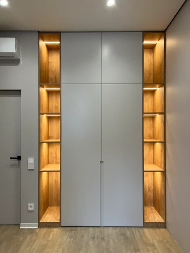 Внутрішнє наповнення сучасної вбудованої шафи: висувні шухляди з органайзерами під дерево. Виготовлення гардеробних систем та шаф на замовлення в Києві.