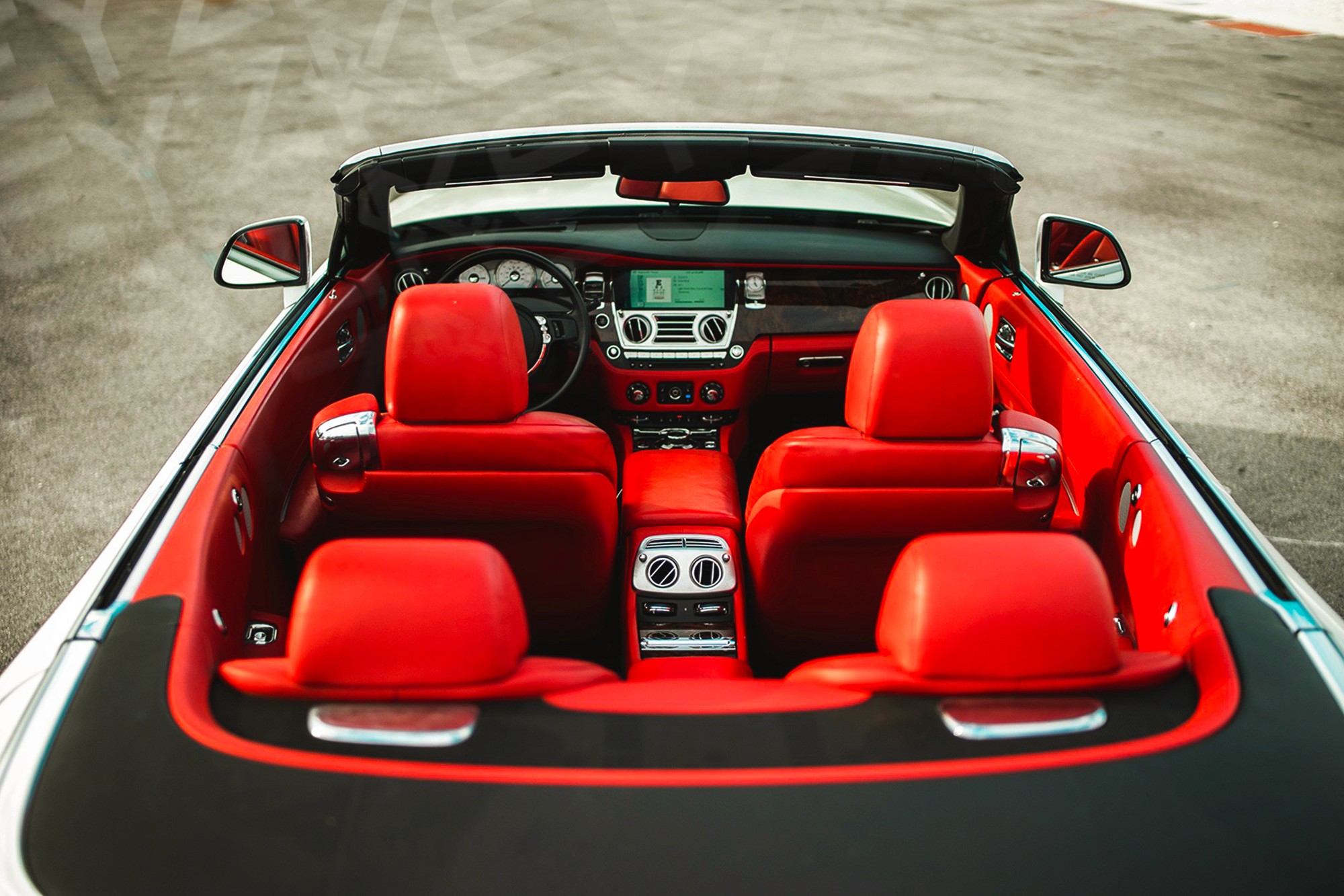 Vue interieur Rolls Royce Dawn blanc – Location voiture de luxe à Dubaï | Keyz Rent
