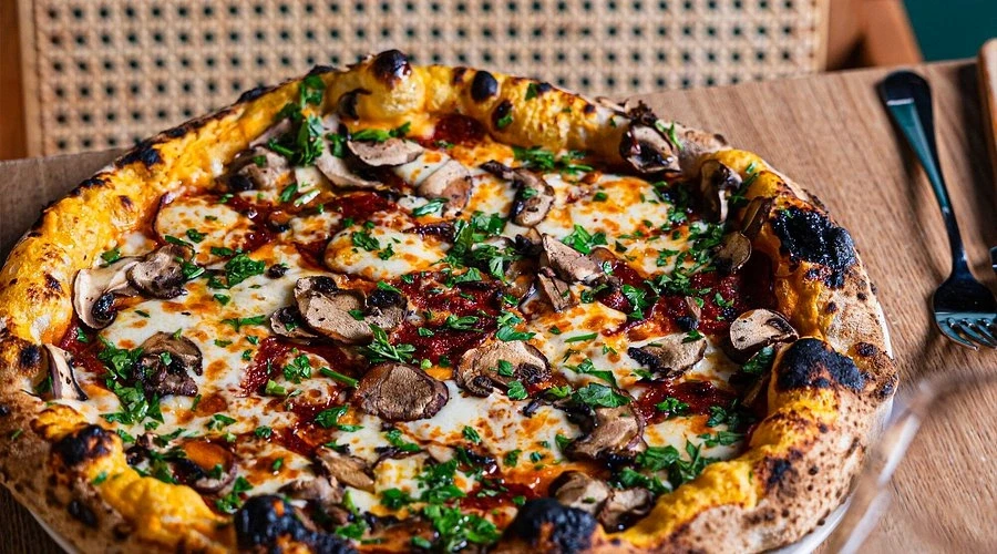 gros plan sur une pizza