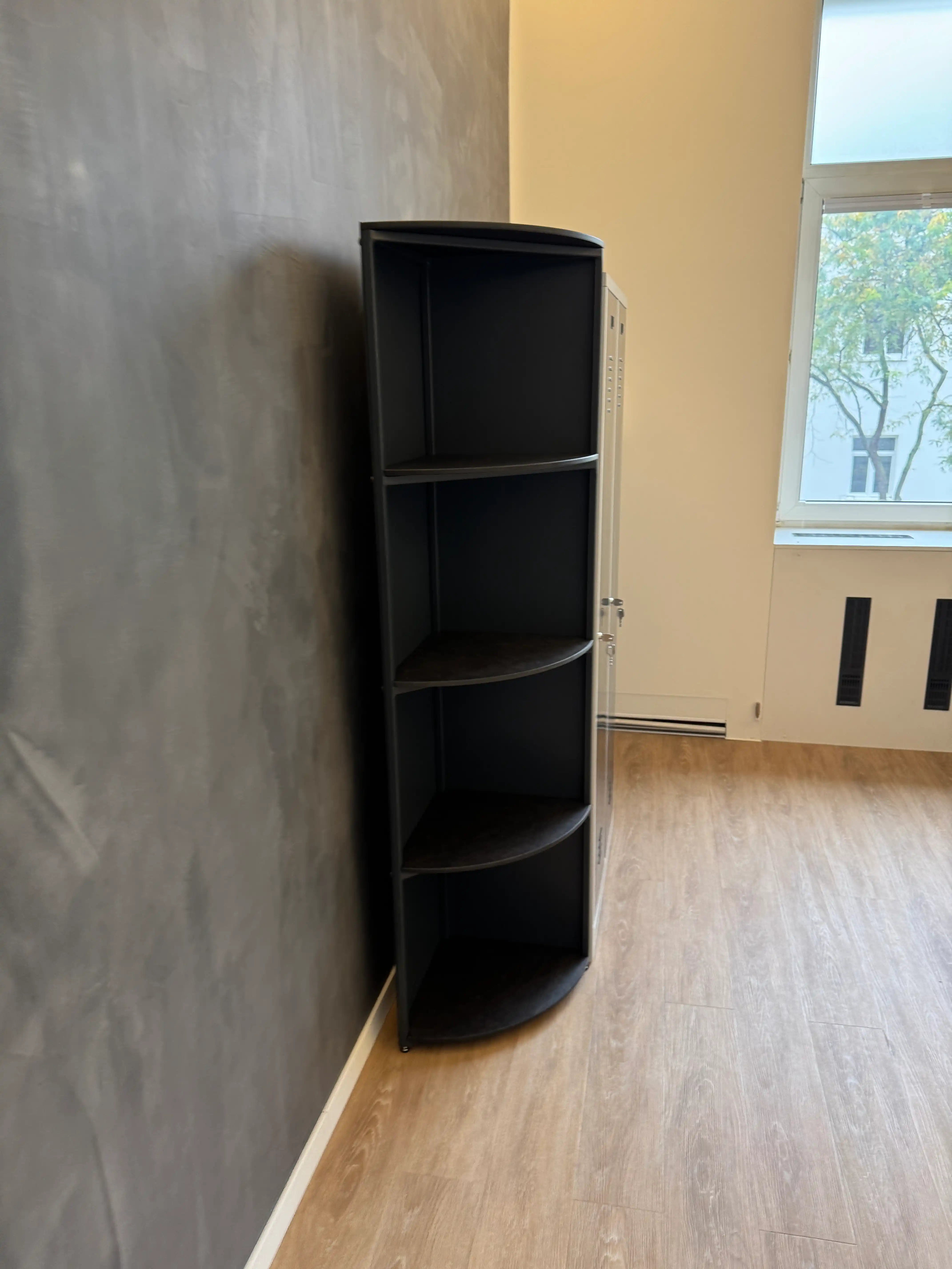 Detailaufnahme der Wellenstruktur der Akustiklampe aus Holz, zeigt Material und handgefertigte Verarbeitung