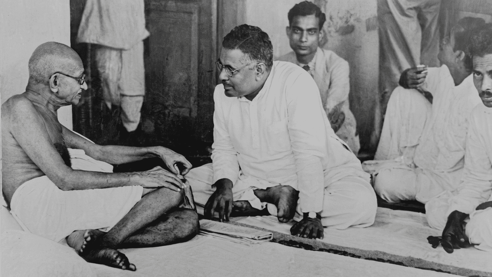 মহাত্মা গান্ধী ও শেখ মুজিব - কলকাতার দাঙ্গাবিরোধী সভায় দুই জাতির পিতা