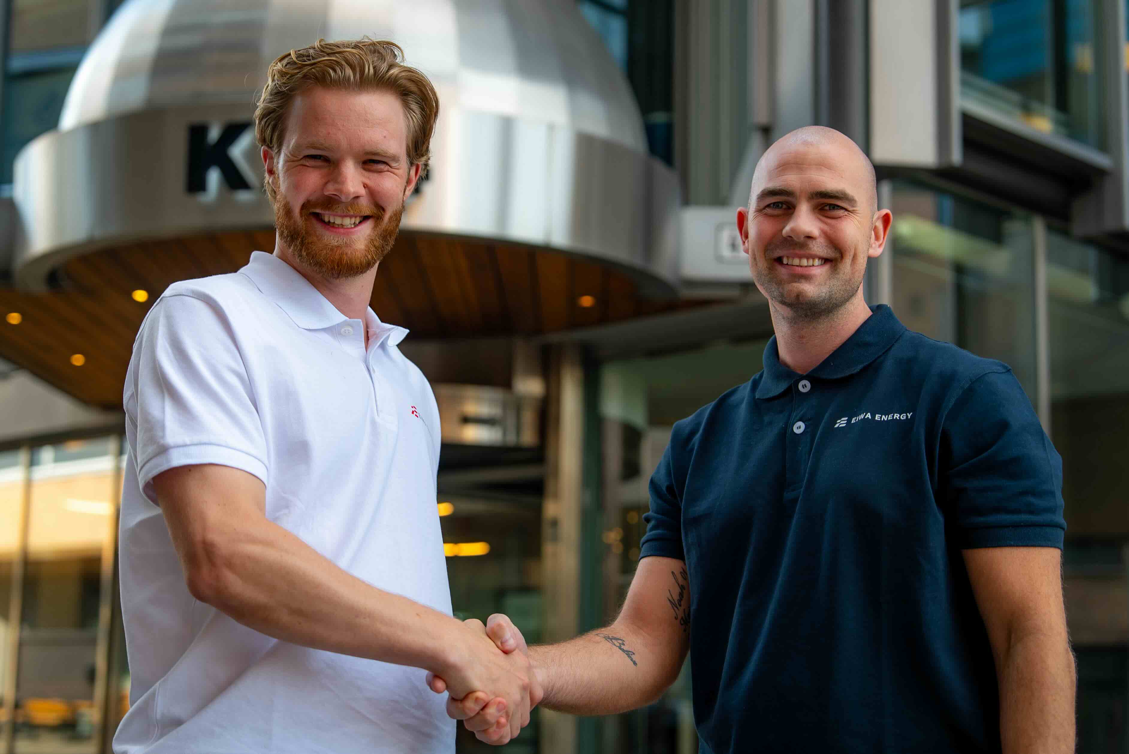 to gutter som tar hverandre i hånden