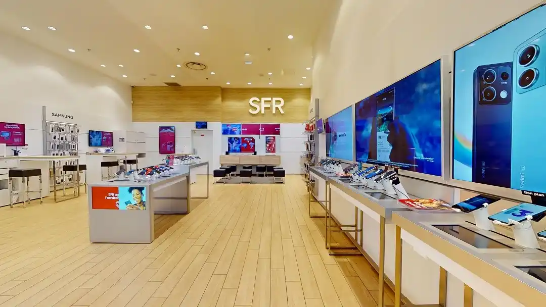 plan large de l'intérieur d'une boutique sfr