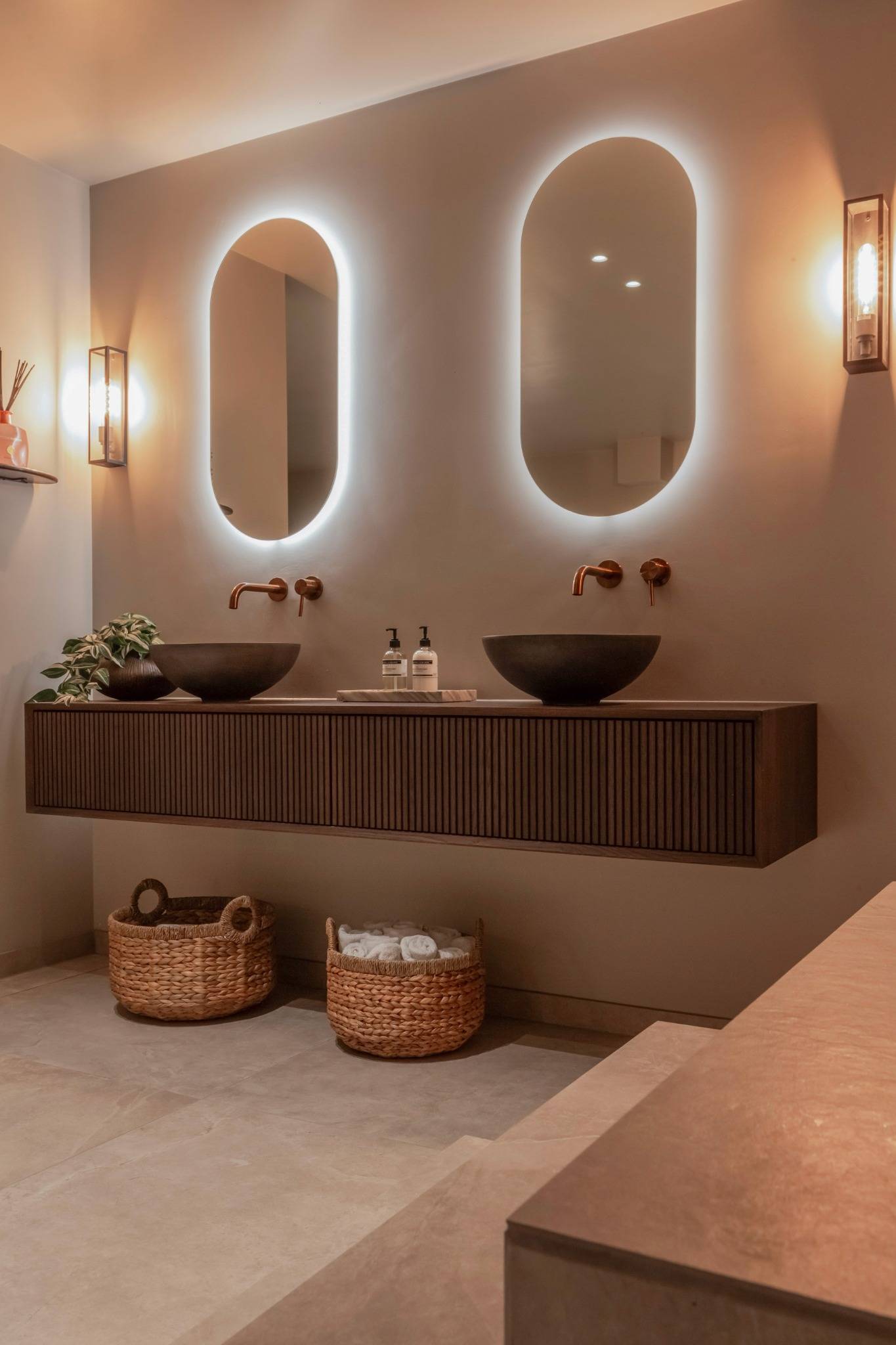 badkamermeubel latjes in de wellness kelder van een schuurwoning