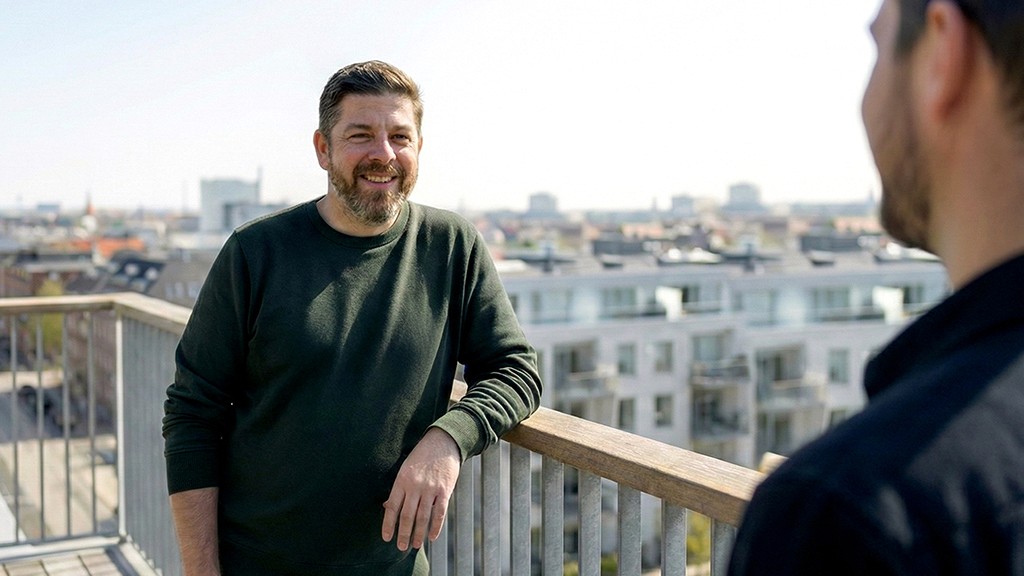 Immobilienmakler bewertet eine Immobilie (Haus) in Hamburg