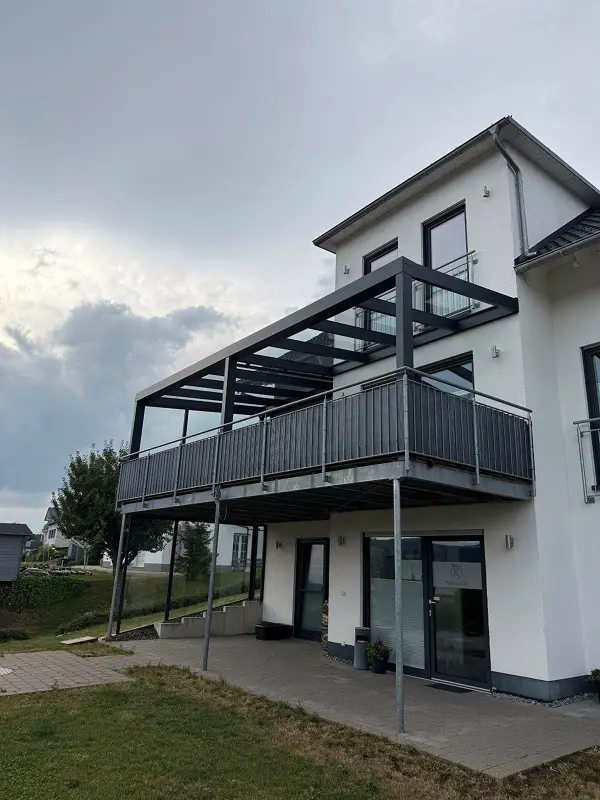 Balkonüberdachung in Talheim – Gesamtansicht des fertigen Projekts