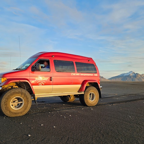 Eldur" Ford Econoline 46" dekk og Vestrahorn i bakgrunnen