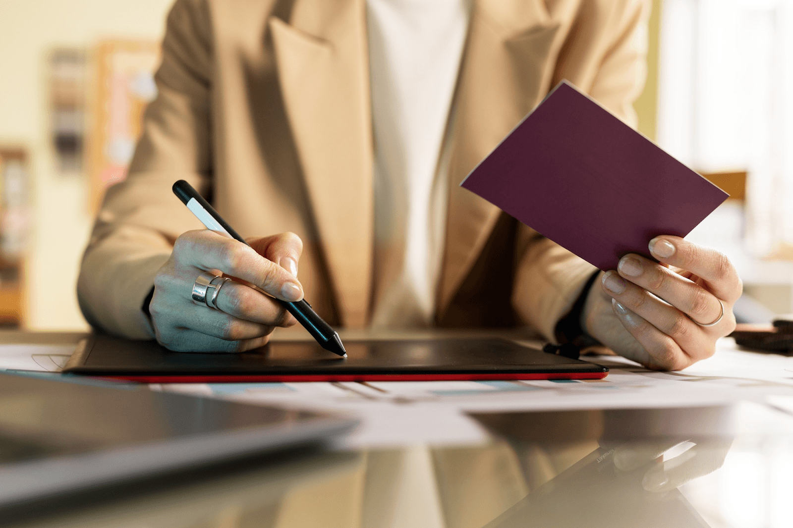 مجموعة من المستندات والموافقات الحكومية الرسمية المطلوبة لعملية تجديد رخصة تجارية أبوظبي