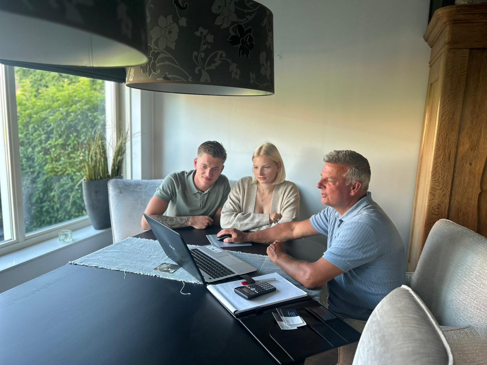 Familie in adviesgesprek