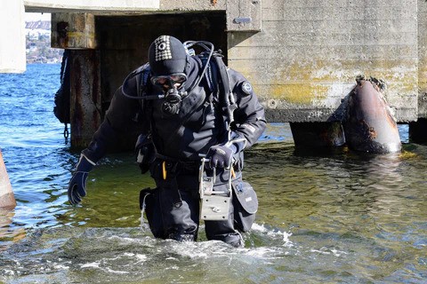 Diver carrying Blumags magnet