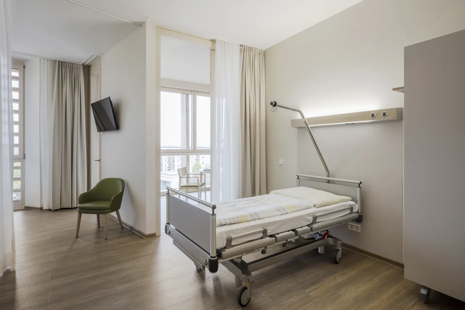Waldkliniken Eisenberg patient room featuring integrated Schyns medical technology