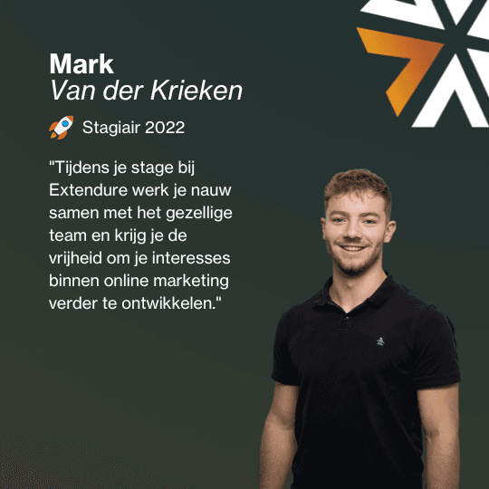 Iemand die aan het tafeltennissen is en mensen die hem aanmoedigen