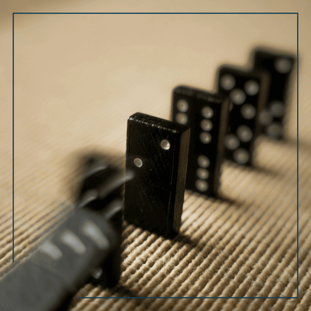 Dominosteine werden angestoßen