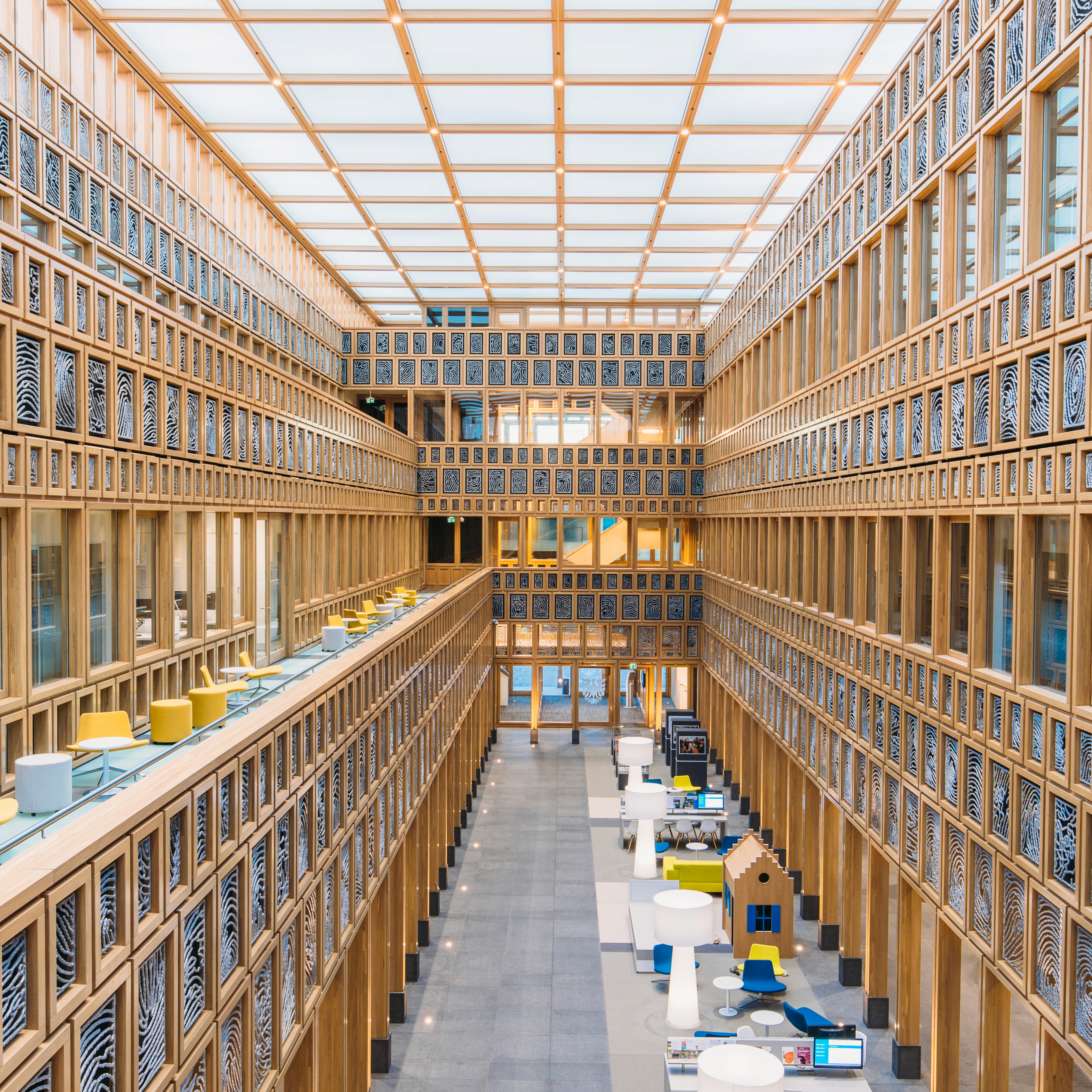Interior photo of the main hall in the city hall of Deventer 