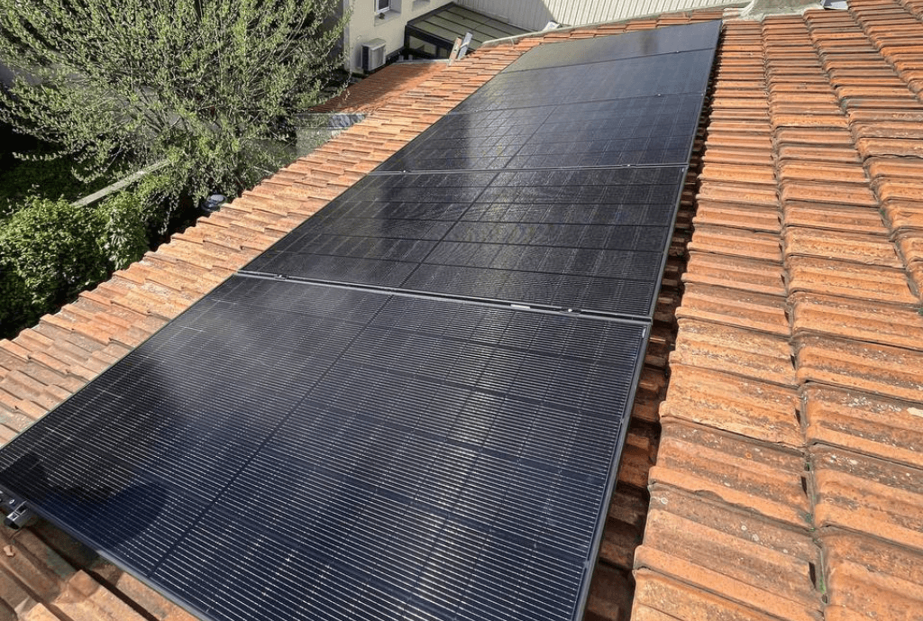 Photo d'un toit d’une maison à Bagnolet en Ile-de-France équipée de panneaux photovoltaïques dont l'installation a été faite par Solarock.