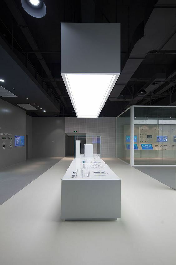 香港戶外園林設計：人造草鋪設配合精緻羅漢松造景、木涼亭及戶外木地台，打造日系庭園風格天台或村屋花園。