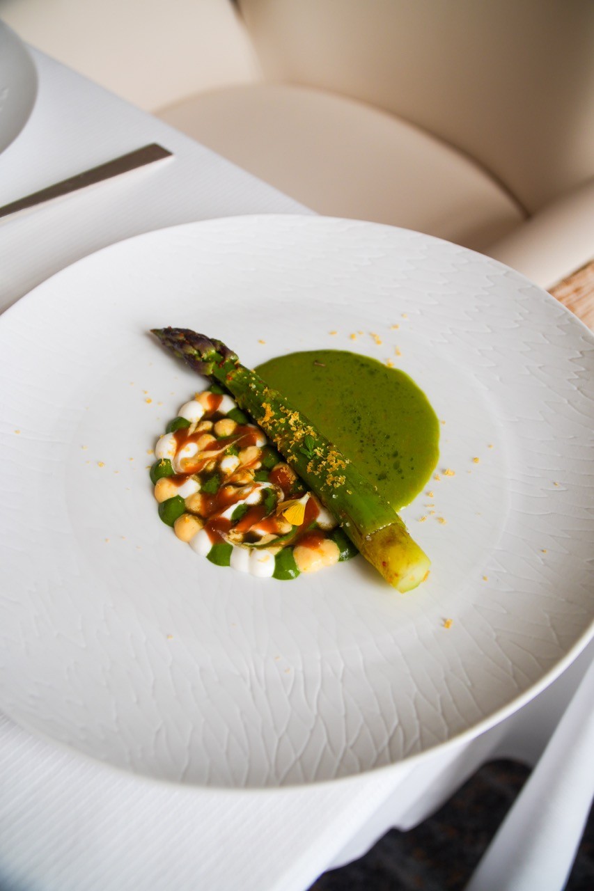 Asperge verte sur une sauce verte, plat servi dans une assiette blanche, road trip Bretagne