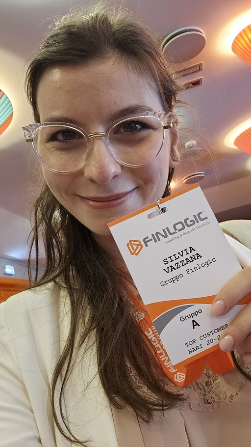 Silvia Vazzana è seduta e mostra una presentazione al computer