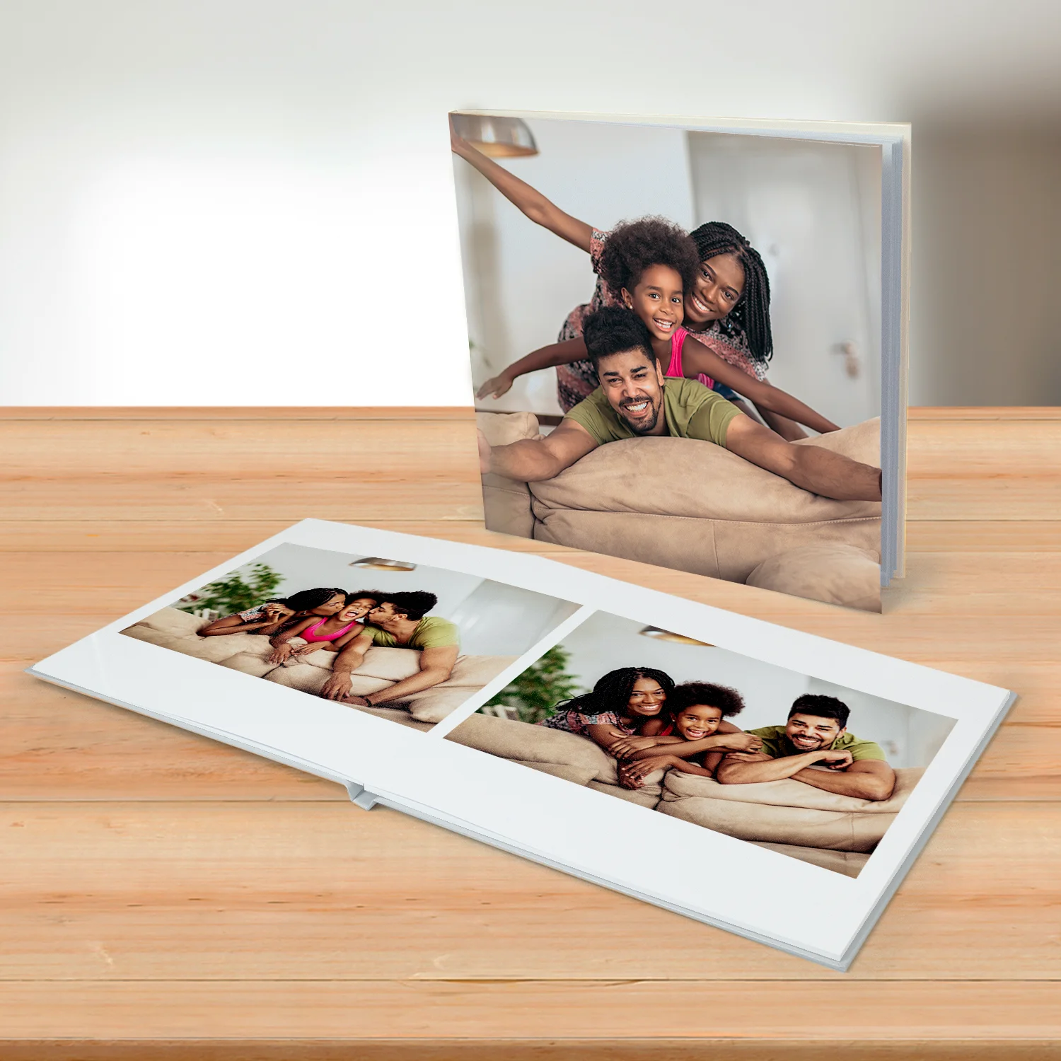 Pessoa segurando Fotolivro com foto em preto e branco de mãe beijando o filho recém-nascido, com o nome Pedro Henrique escrito na imagem