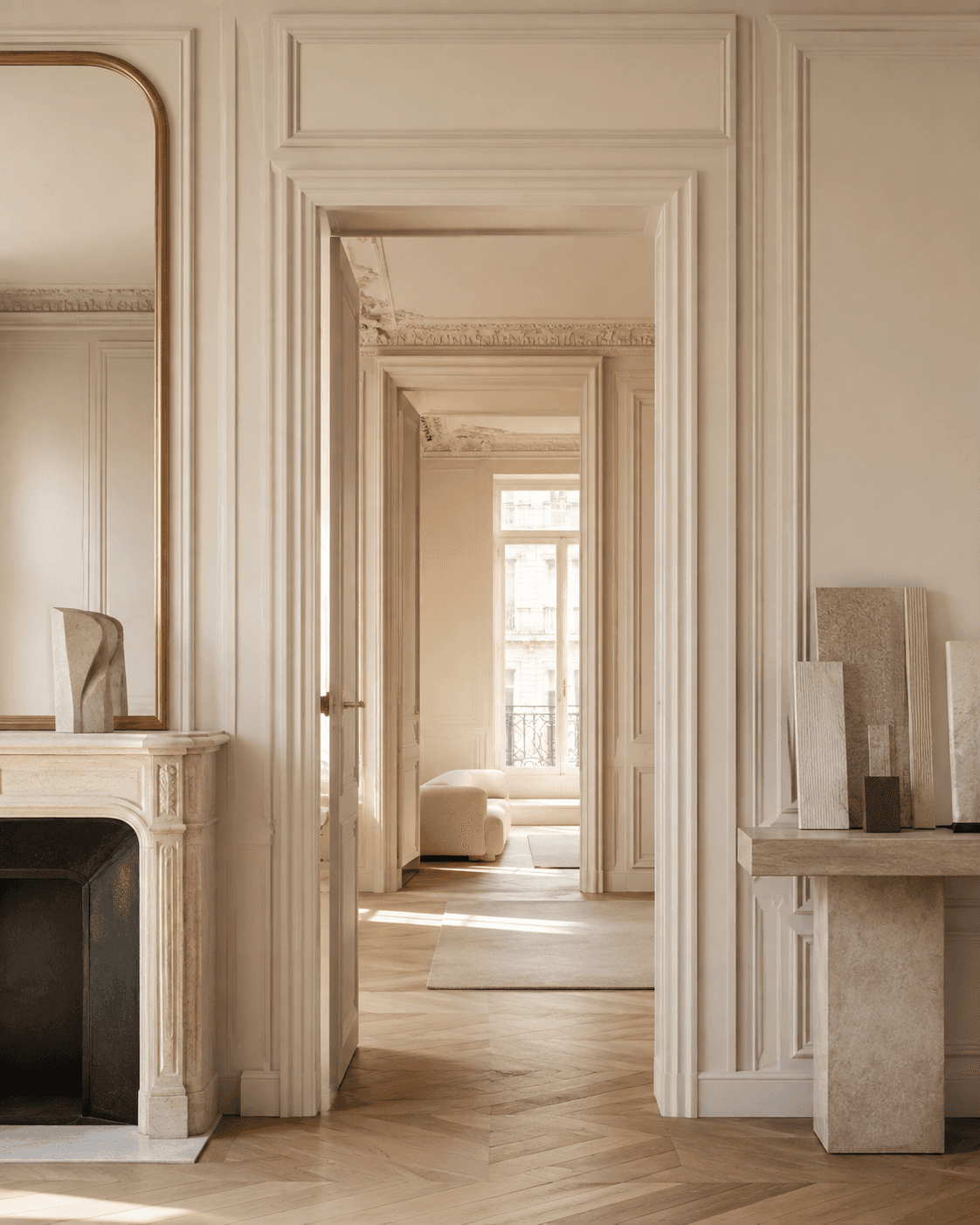 Détail architectural et matières d’un appartement parisien