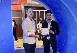 Pic of founders collecting startup mahakumbh 2025 award