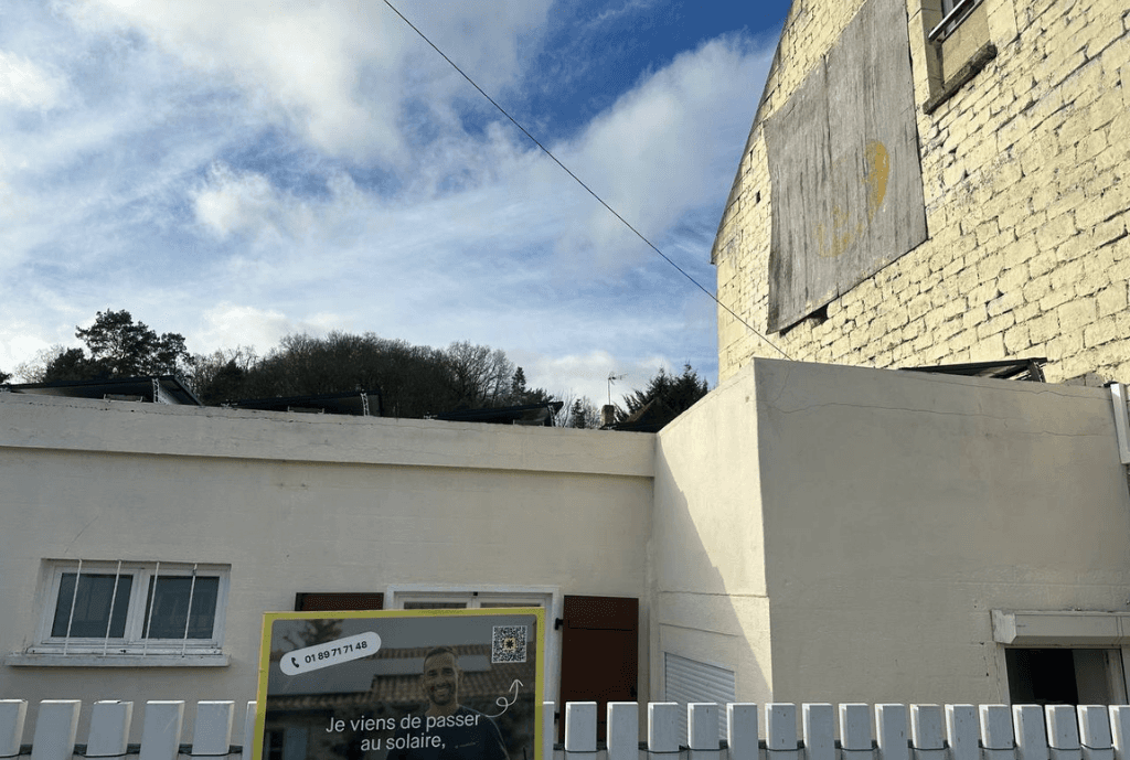 Photo d'un toit plat d’une maison à Nogent-sur-Oise en France équipée de panneaux photovoltaïques dont l'installation a été faite par Solarock.