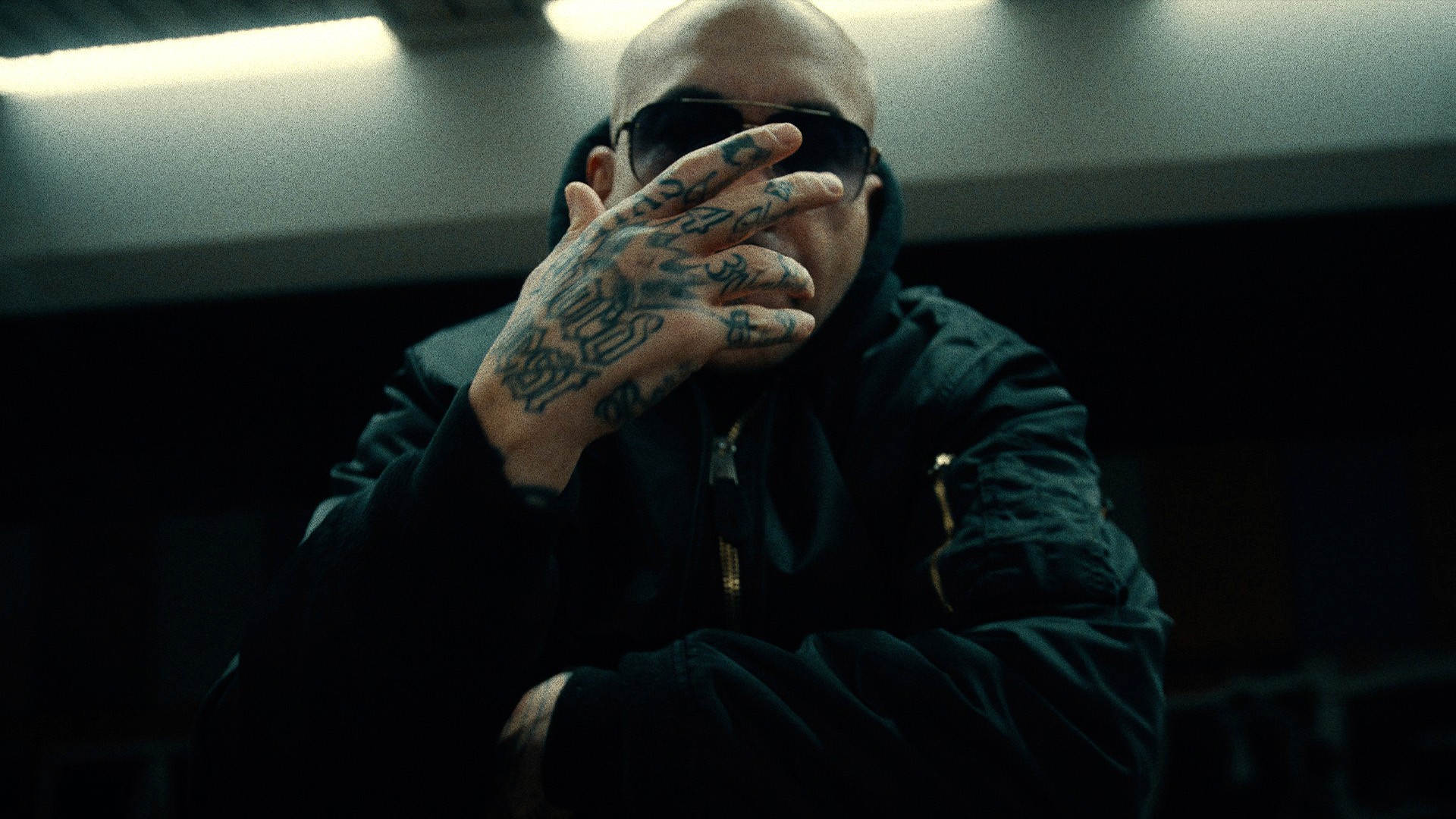AZAD in Frankfut bahnhof, rapper mit tattoo auf hand, cinematic 35mm arri 