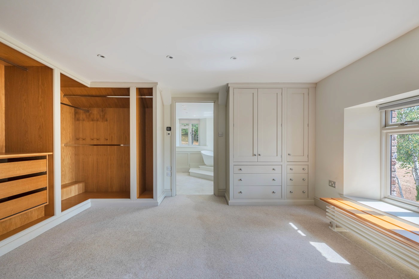 light bedroom/dressing room with built-in wardrobesuse