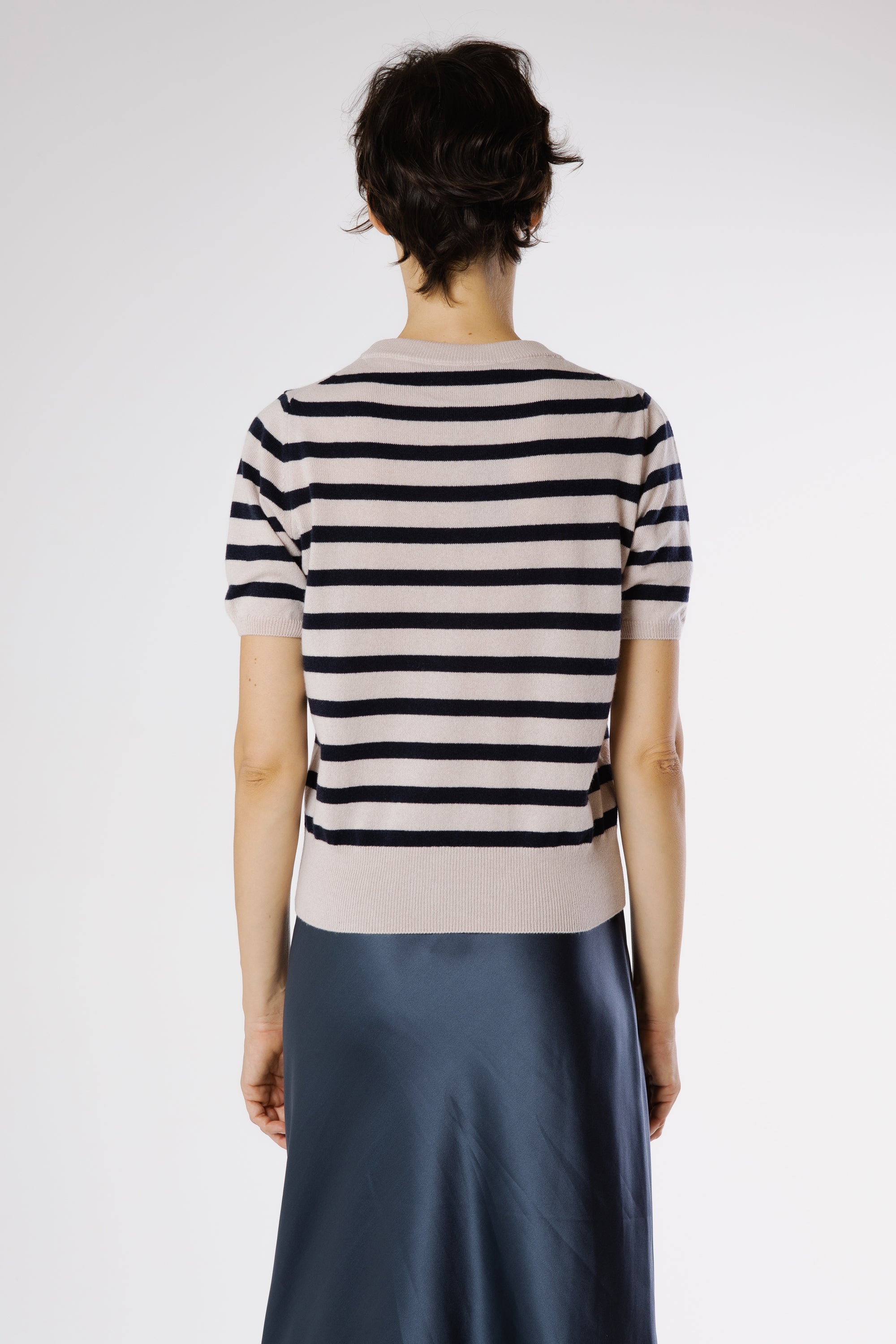 Back view of the Ginan Cashmere Pullover Lapponia showcasing the clean silhouette and smooth pure cashmere texture.